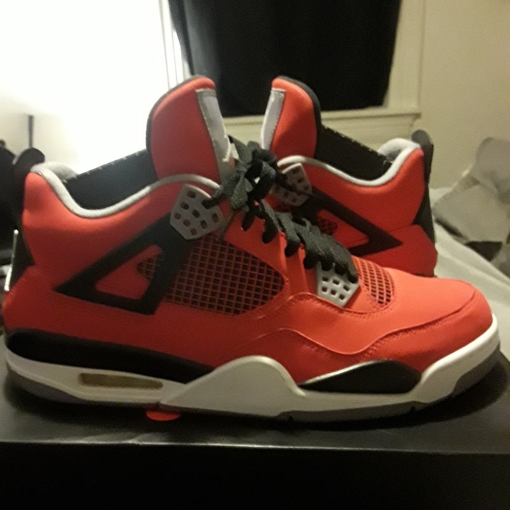 DEADSTOCK Jordan 4 Retro (Toro Bravo)